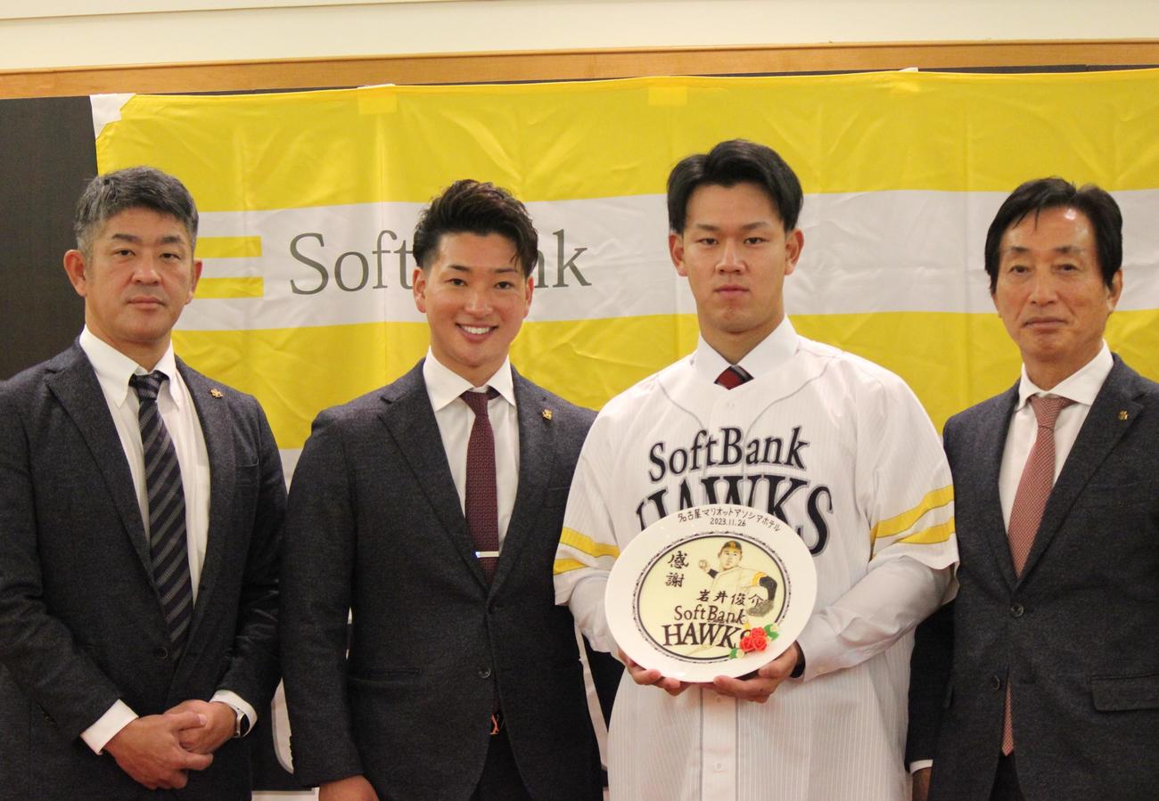 仮契約を終えたソフトバンクの左から福山龍太郎アマスカウトチーフ、古沢勝吾スカウト、岩井俊介、小川一夫GM補佐兼スカウト部アドバイザー（撮影・柏原誠）