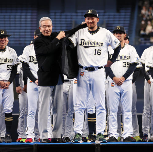 オリックス】平野佳寿に名球会入りブレザー授与 10月に日米通算250