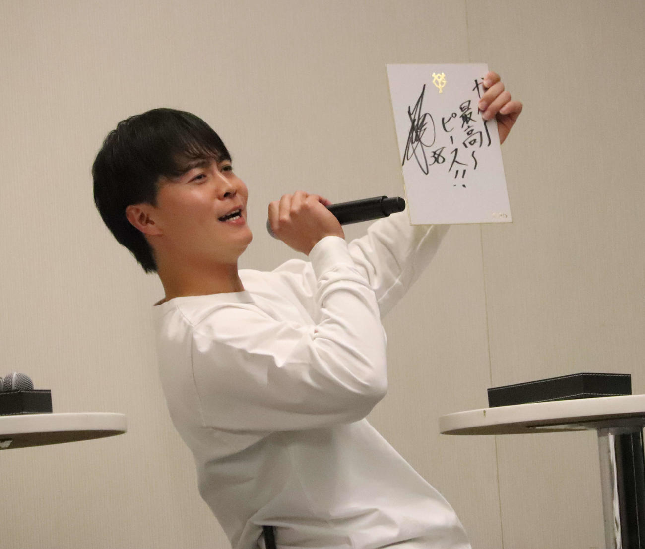 よみうりランドでトークショーに出演し、胸キュンの告白セリフを発表する巨人岡田（撮影・小早川宗一郎）