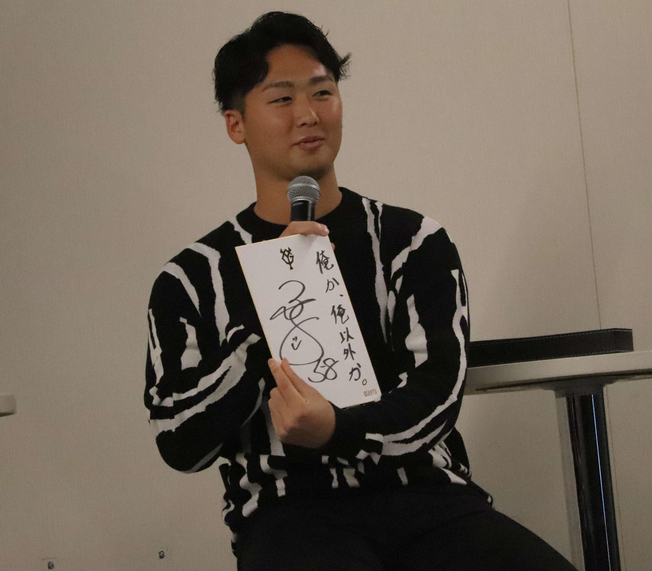 よみうりランドでトークショーに出演し、胸キュンの告白セリフを発表する巨人船迫（撮影・小早川宗一郎）