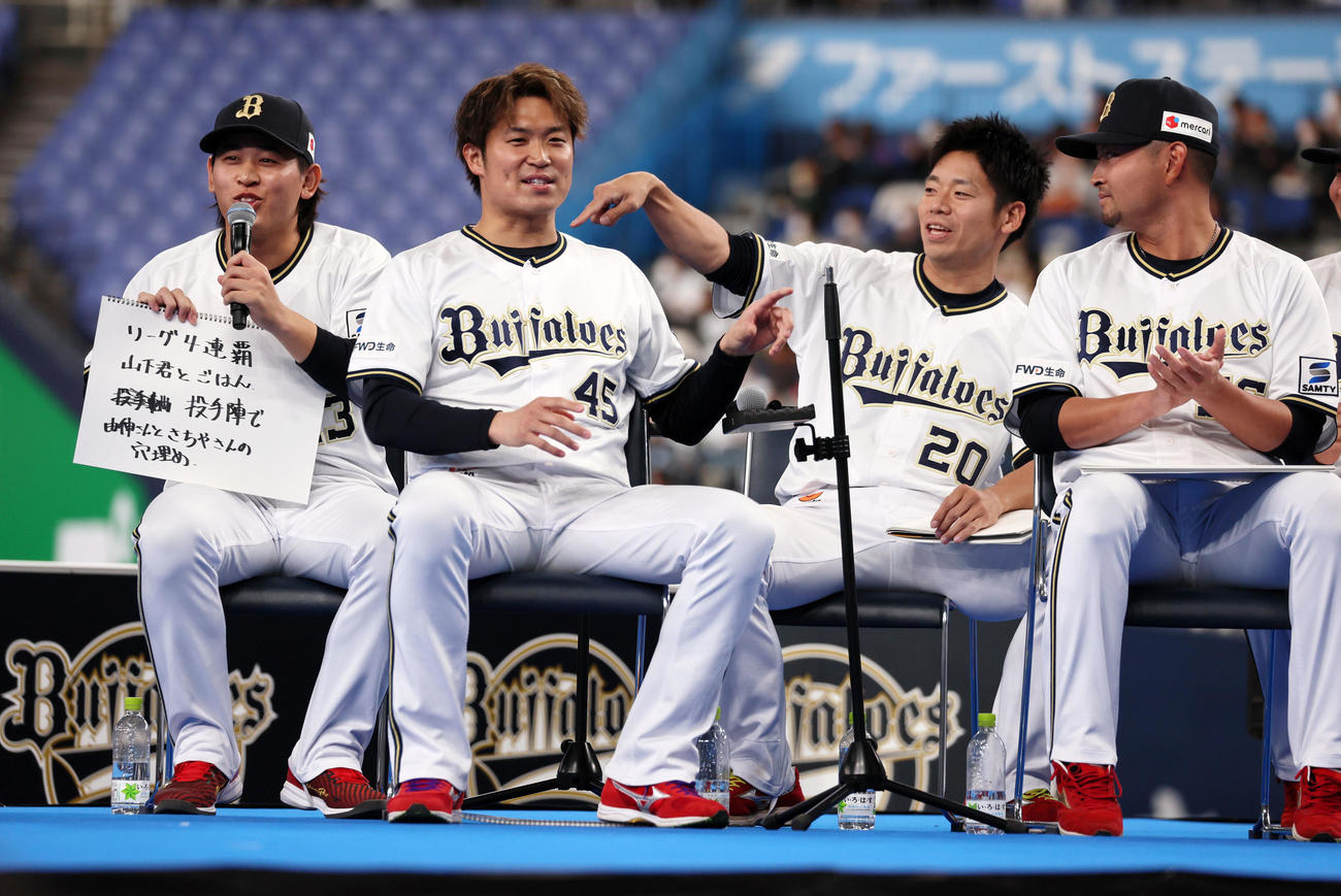 「オリトーク！ベンチ裏座談会」で宮城が「由伸さんと福也さんの穴埋め…」とボードに書き巨人移籍の近藤からクレーム…（撮影・加藤哉）