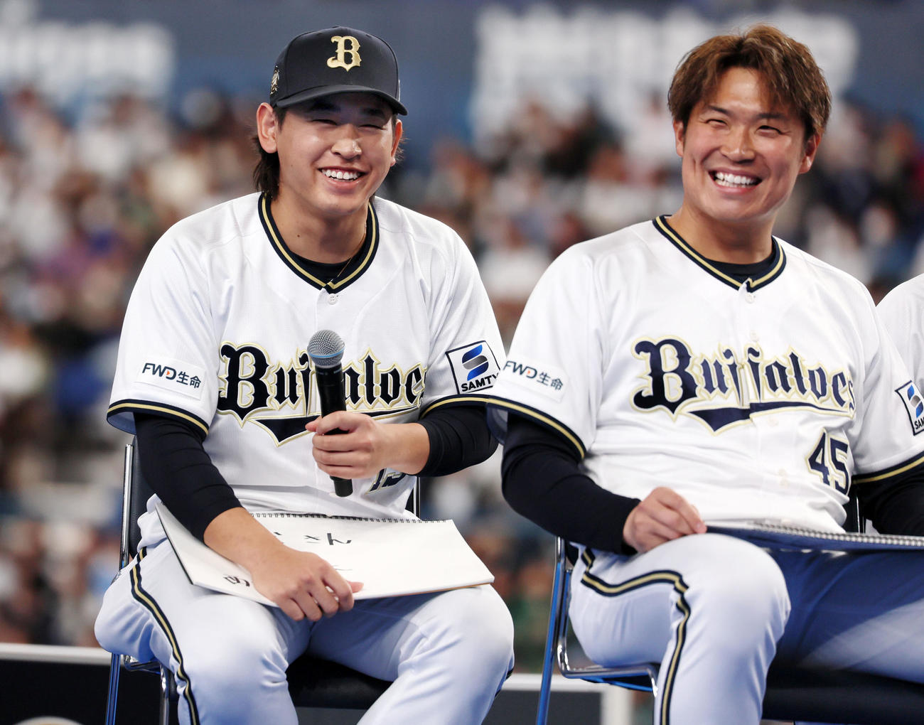 「オリトーク！ベンチ裏座談会」でトークを繰り広げる宮城（左）と阿部（撮影・加藤哉）