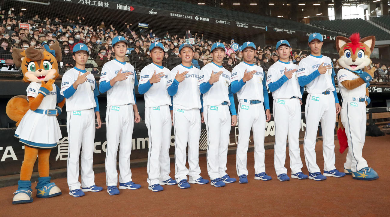 日本ハム新入団選手ウェルカムイベントでファンと記念撮影をする左から育成2位平田、育成1位浜田、4位明瀬、2位進藤、1位細野、3位宮崎、5位星野、育成3位加藤大（撮影・佐藤翔太）