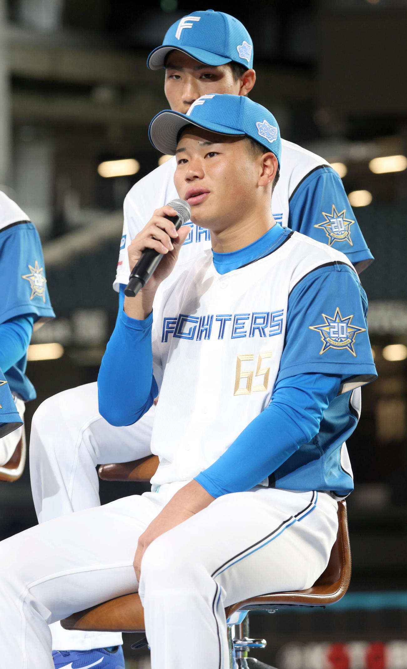 日本ハム新入団選手ウェルカムイベントであいさつをするドラフト4位明瀬（撮影・佐藤翔太）
