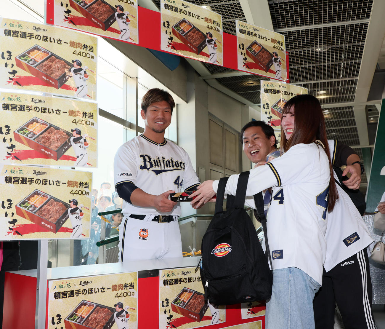 「Bsファンフェスタ2023」で焼き肉の叙々苑とコラボした、ほいさー焼き肉弁当を自ら販売する頓宮（撮影・加藤哉）