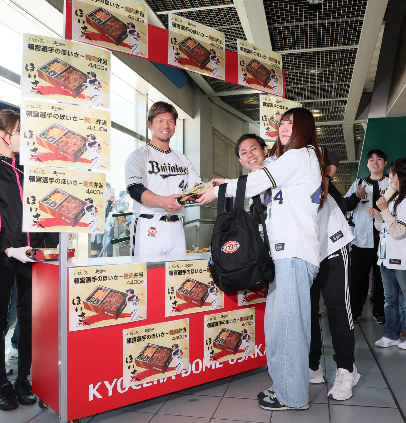 「Bsファンフェスタ2023」で焼き肉の叙々苑とコラボした、ほいさー焼き肉弁当を自ら販売する頓宮（撮影・加藤哉）