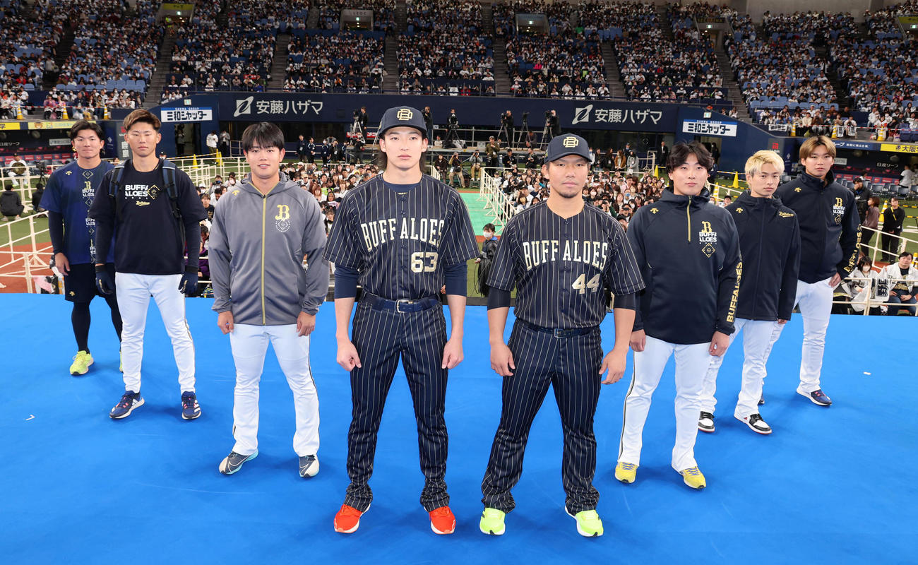 オリックスのサードユニホームと新しい練習着がお披露目された（代表撮影）