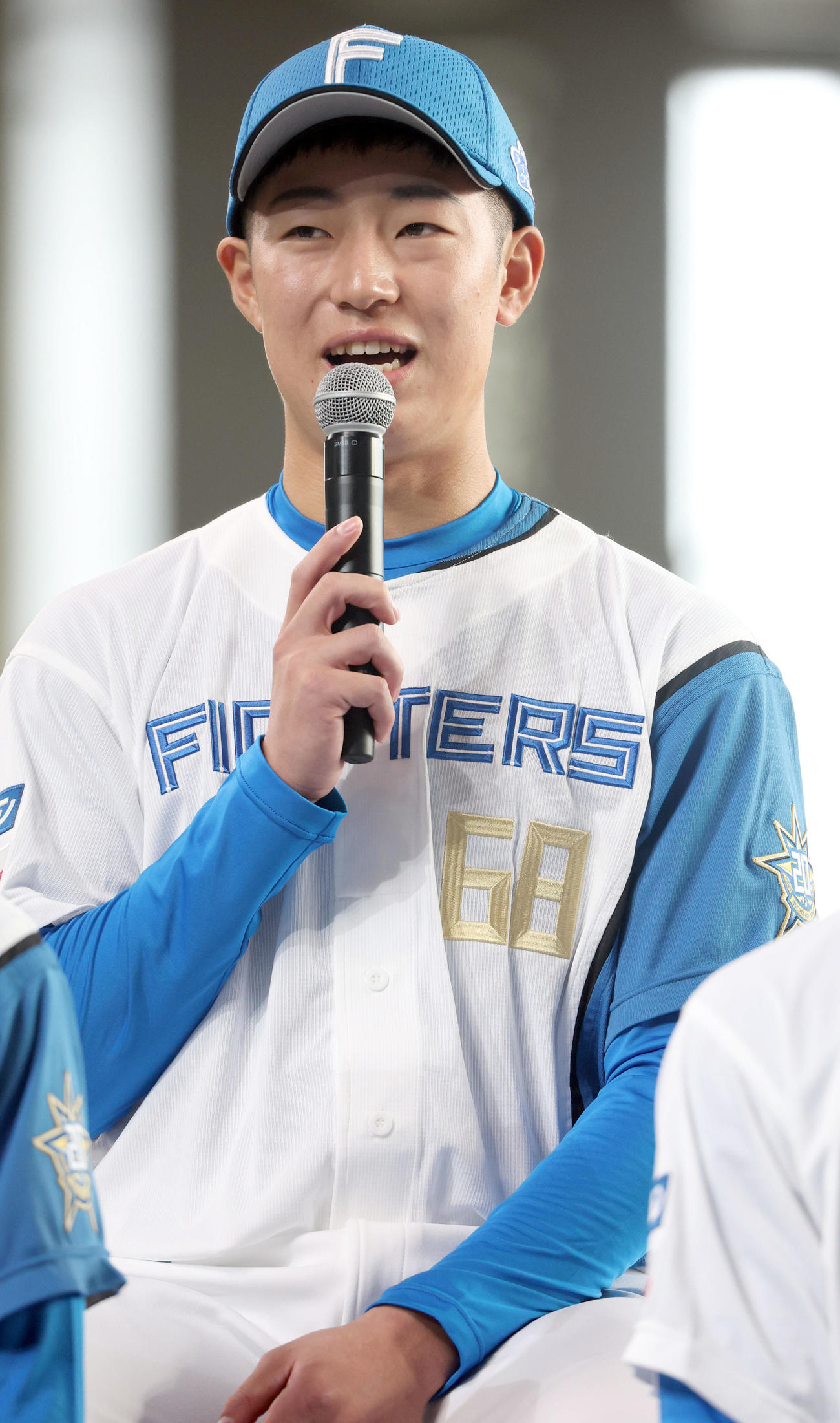 日本ハム新入団選手ウェルカムイベントであいさつをするドラフト5位星野（撮影・佐藤翔太）