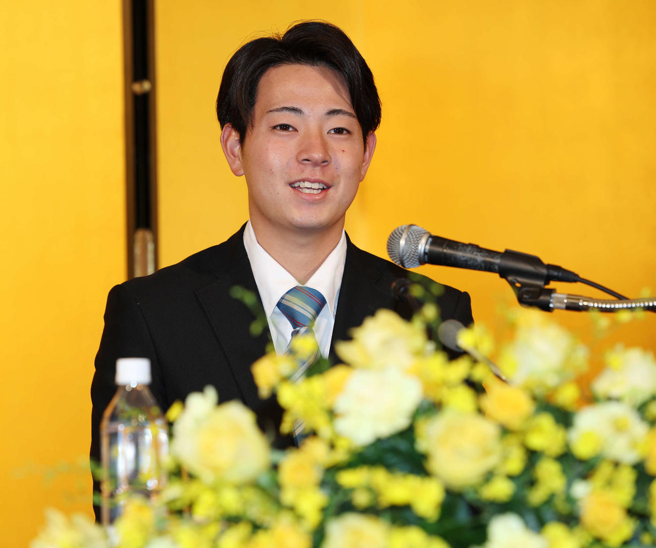 仮契約を終え、笑顔で話す阪神ドラフト1位の青学大・下村（撮影・宮地輝）