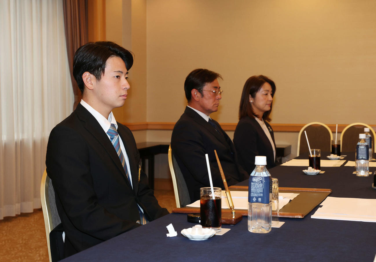 父の毅さん（中央）と母の展子さん（右）と仮契約交渉に臨む阪神ドラフト1位の青学大・下村（撮影・宮地輝）