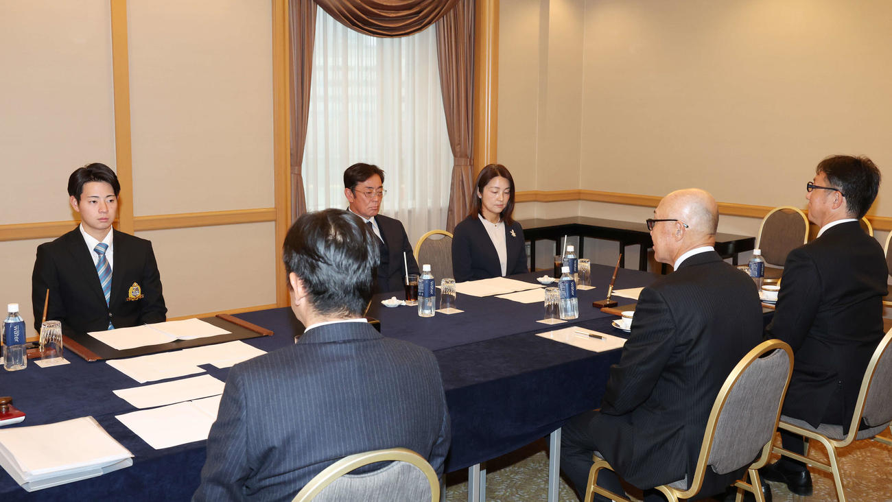 父の毅さん（中央）と母の展子さん（右）と仮契約交渉に臨む阪神ドラフト1位の青学大・下村（撮影・宮地輝）