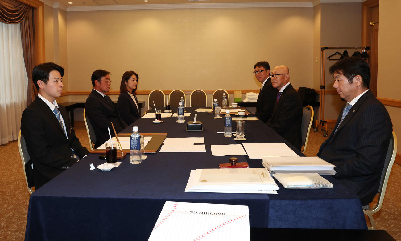 仮契約交渉に臨む阪神ドラフト1位の青学大・下村（左）、左から1人おいて父の毅さん、母の展子さん、阪神吉野スカウト、畑山統括スカウト、宮脇編成ディレクター（撮影・宮地輝）