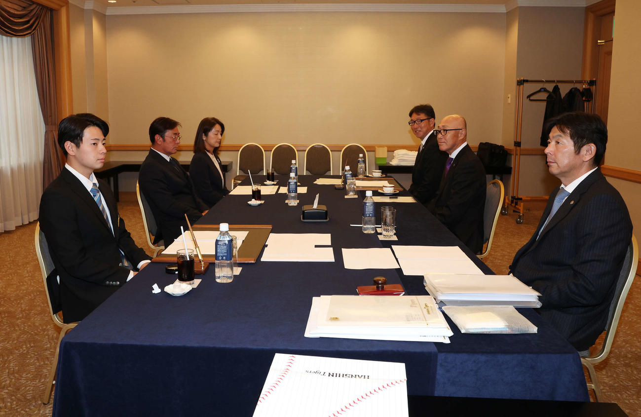 仮契約交渉に臨む阪神ドラフト1位の青学大・下村（左）、左から1人おいて父の毅さん、母の展子さん、阪神吉野スカウト、畑山統括スカウト、宮脇編成ディレクター（撮影・宮地輝）