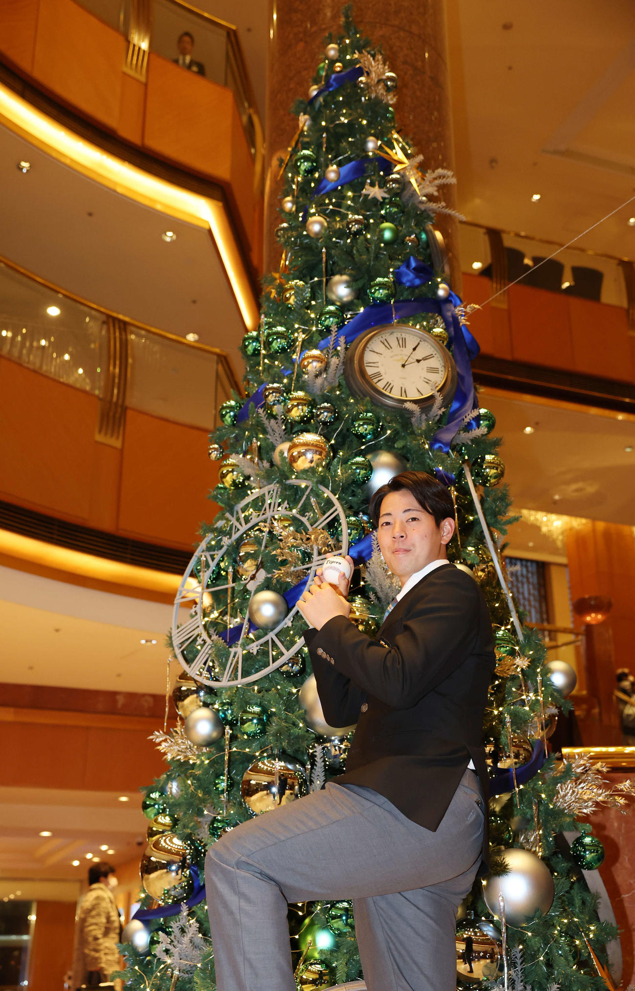 仮契約を終え、クリスマスツリーを背に投球フォームを披露する阪神ドラフト1位の青学大・下村（撮影・宮地輝）