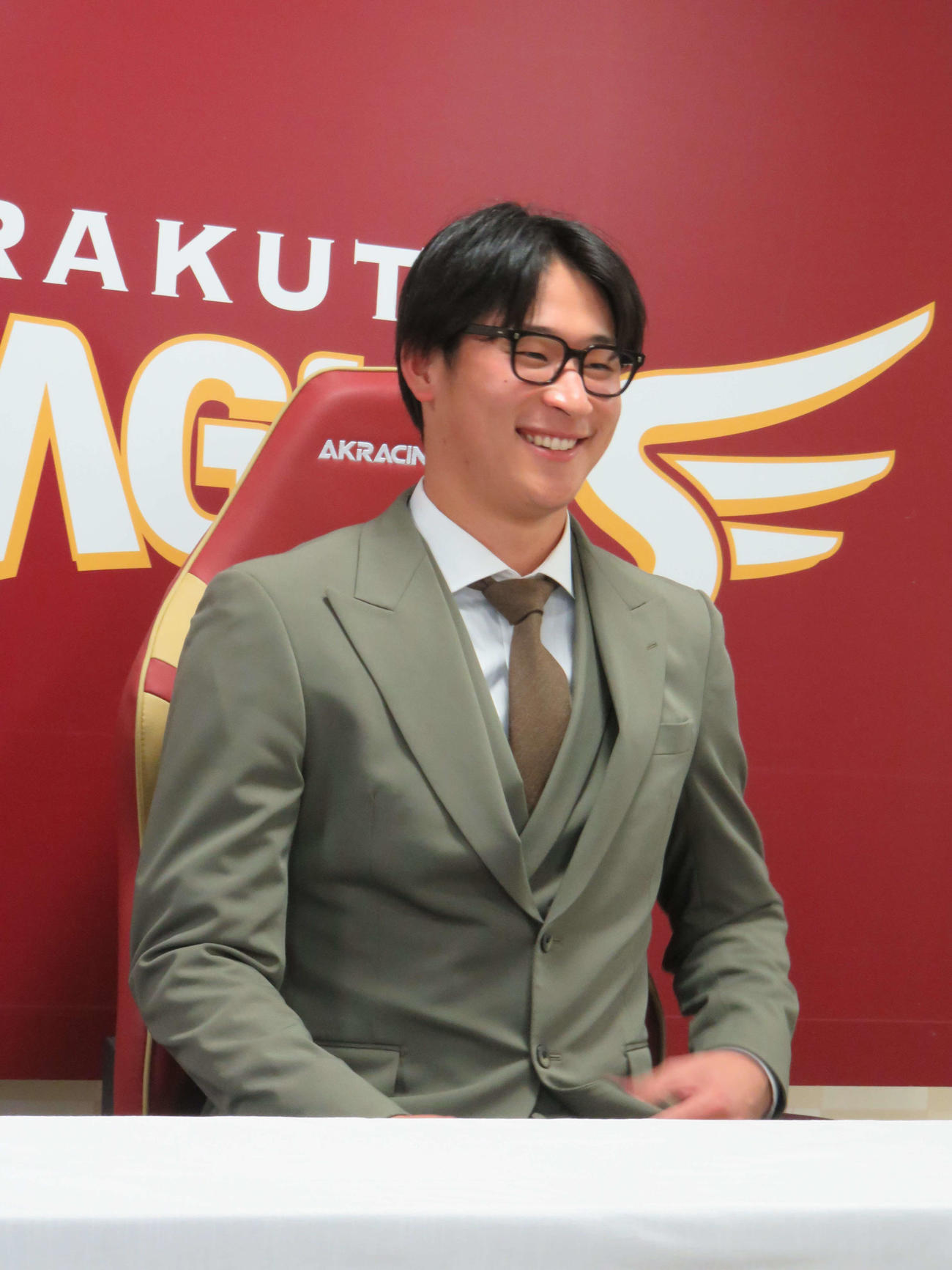 契約更改を終えて会見に臨む楽天内
