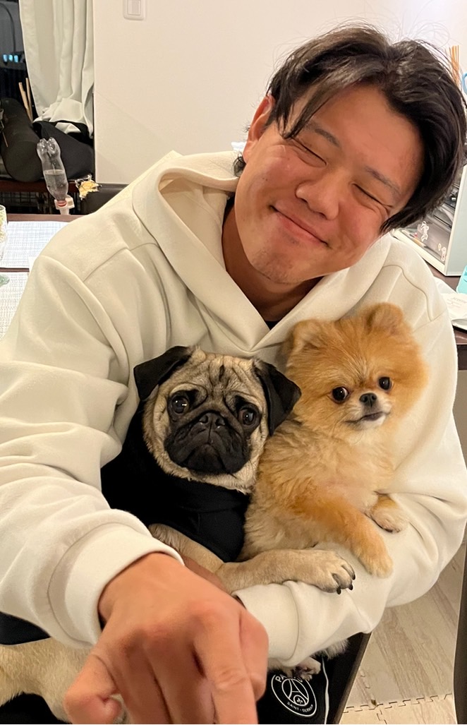 愛犬「きゅうた」（左）と「こたろう」と笑顔で写真に納まるDeNA上茶谷（本人提供）