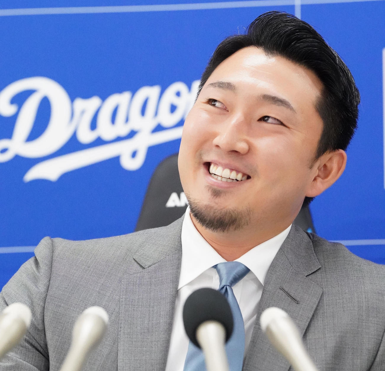 契約交渉を終え明るい表情で会見する藤嶋（撮影・森本幸一）