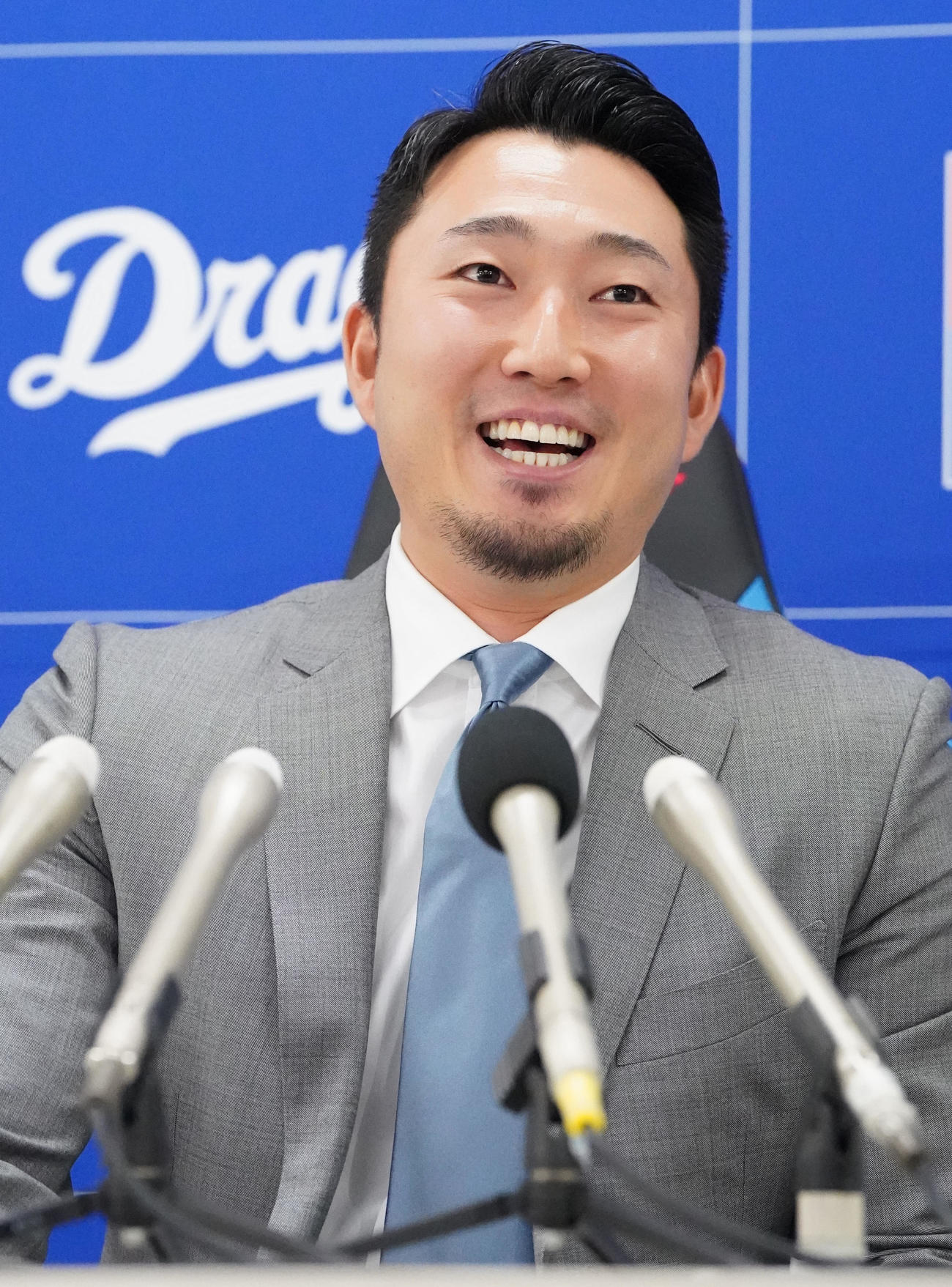 契約交渉を終え明るい表情で会見する藤嶋（撮影・森本幸一）