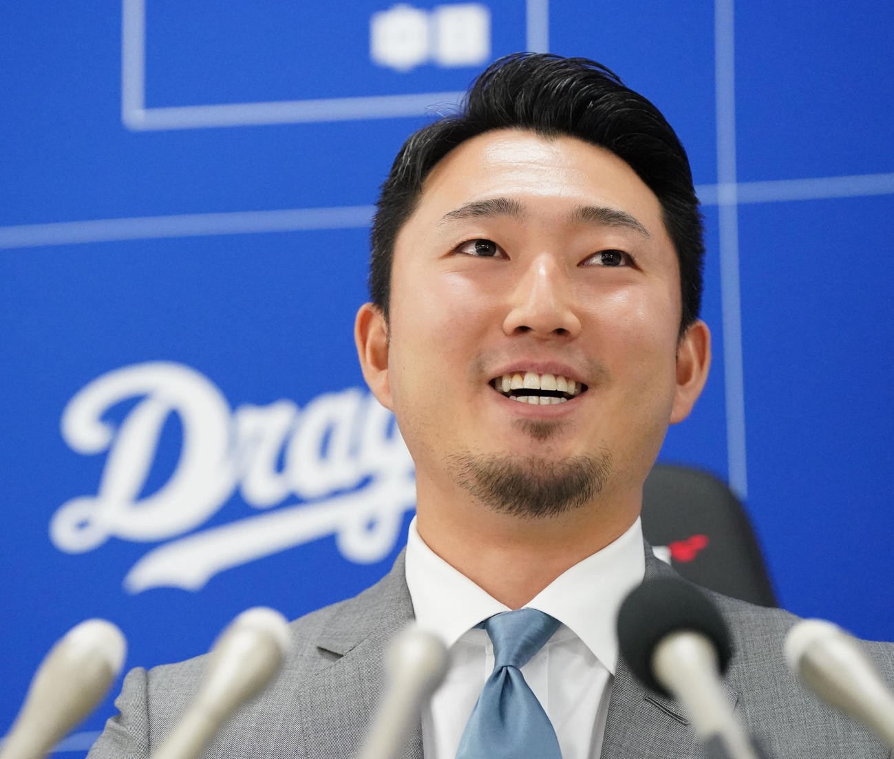 契約交渉を終え会見する藤嶋（撮影・森本幸一）