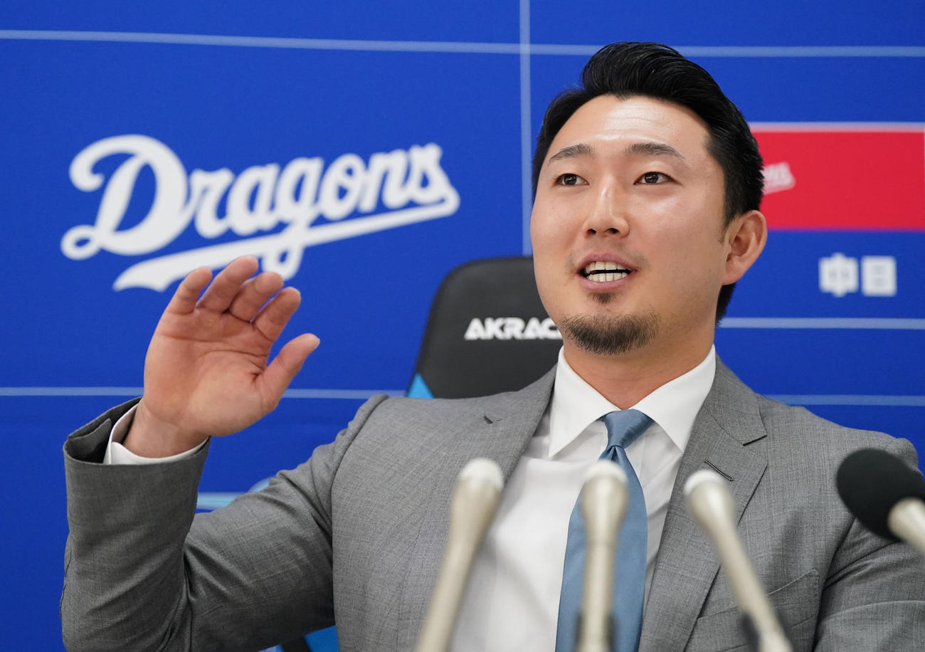 契約交渉を終え会見する藤嶋（撮影・森本幸一）