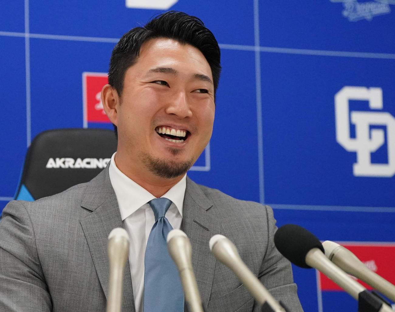 契約交渉を終え明るい表情で会見する藤嶋（撮影・森本幸一）