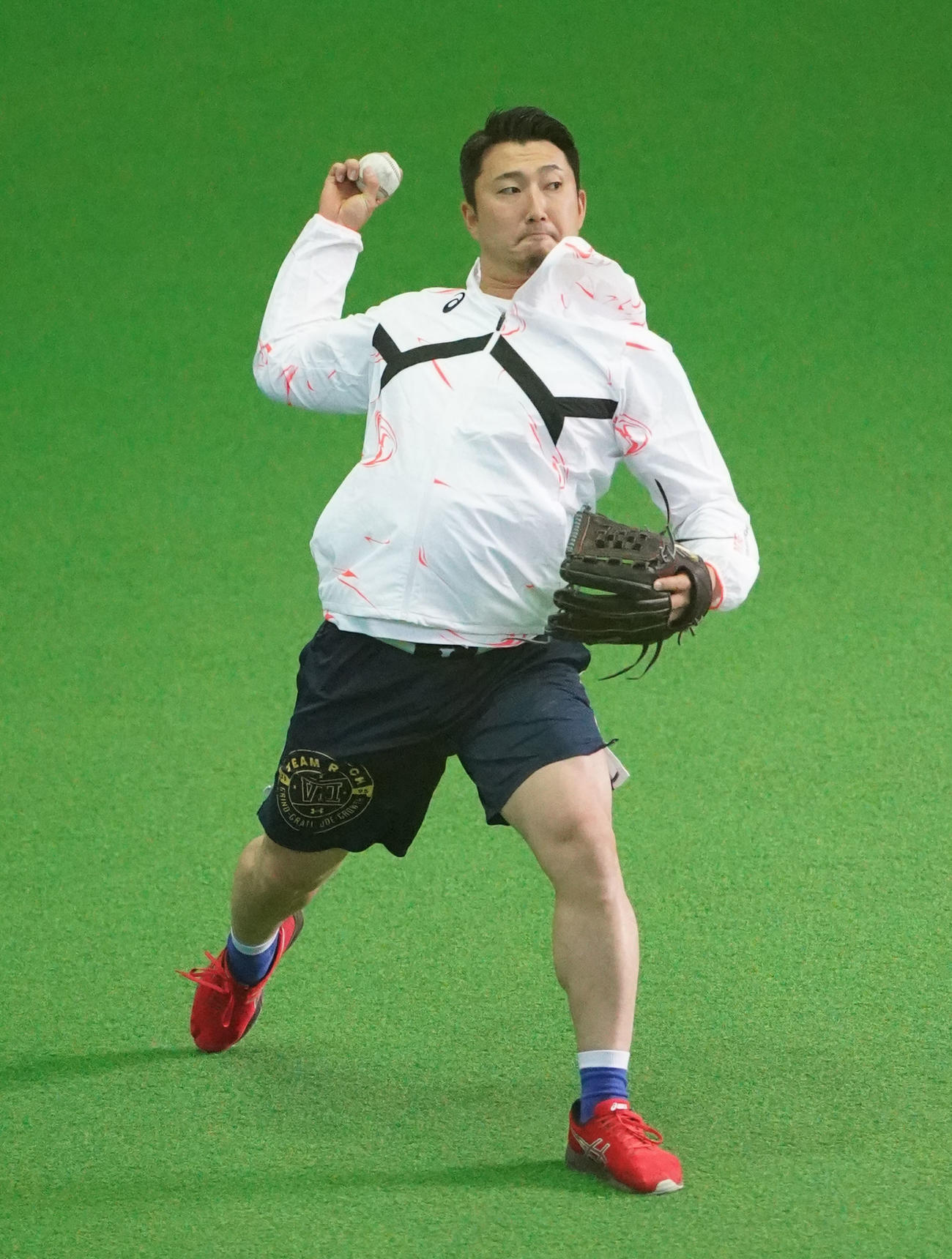 契約交渉を終え、細川とキャッチボールをする藤嶋（撮影・森本幸一）