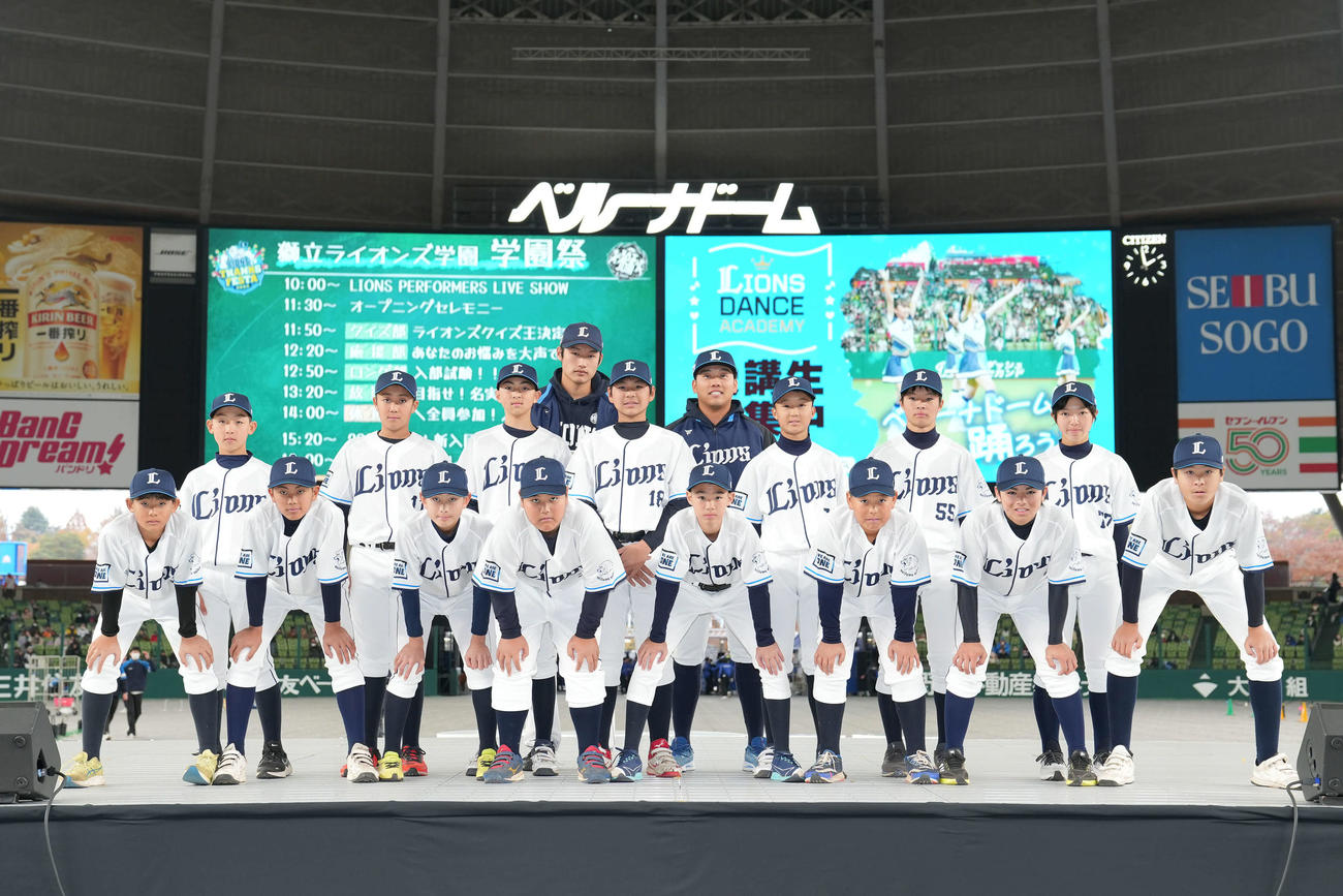 記念撮影するライオンズジュニアの選手たち。後列は羽田（左）と蛭間（球団提供）