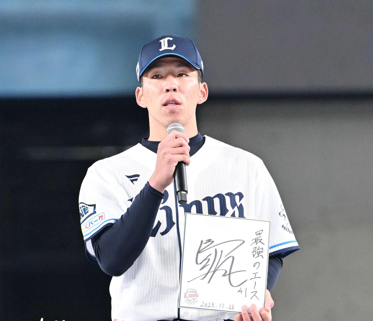 西武新入団選手発表会であいさつするドラフト4位の弘前工・成田（撮影・滝沢徹郎）