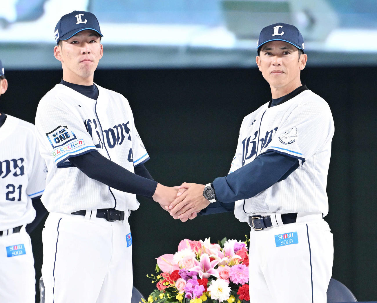 西武新入団選手発表会でドラフト4位の弘前工・成田（左）は松井監督と握手を交わす（撮影・滝沢徹郎）