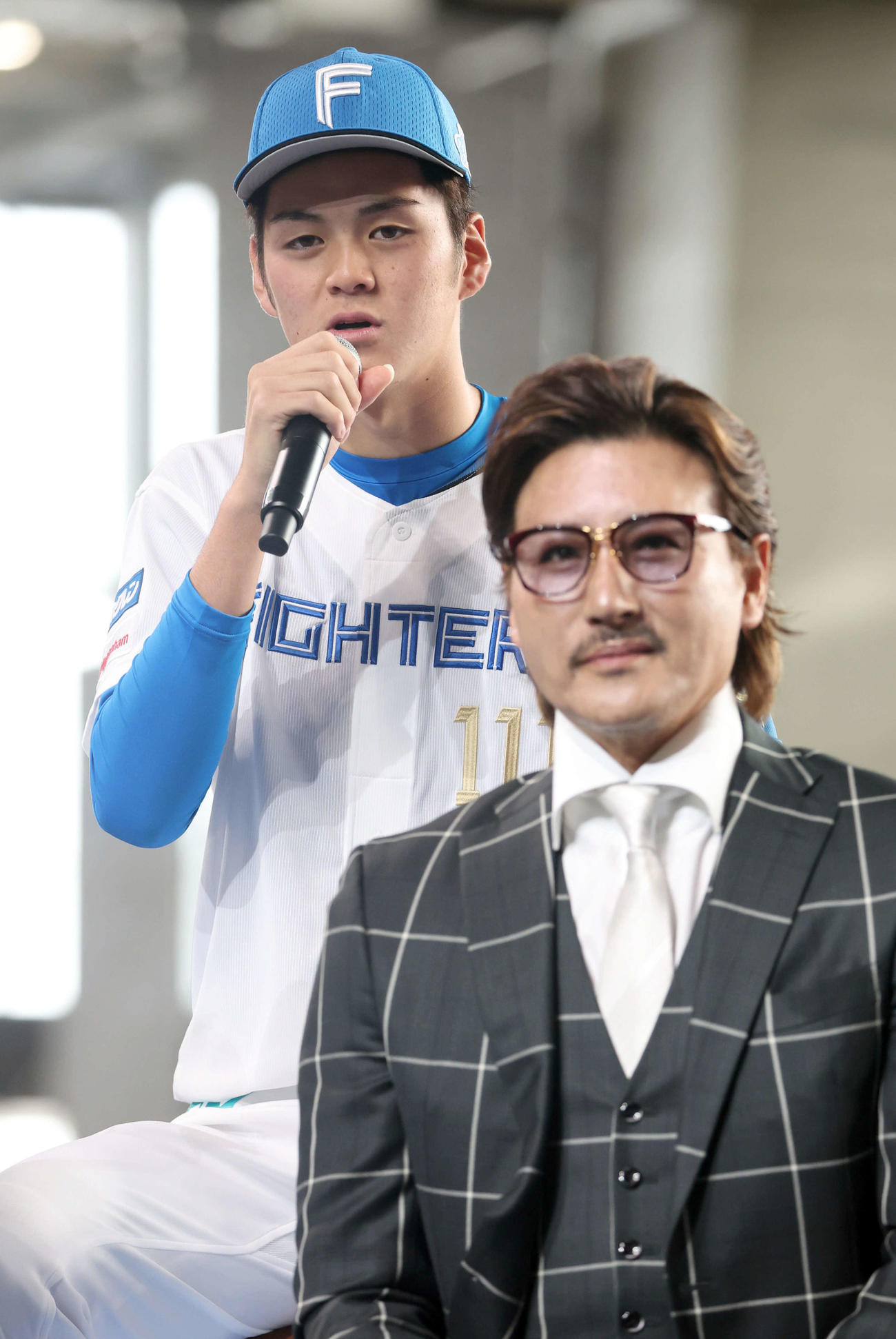 日本ハム新入団選手ウェルカムイベントであいさつをするドラフト育成1位浜田。右手前は新庄監督（撮影・佐藤翔太）