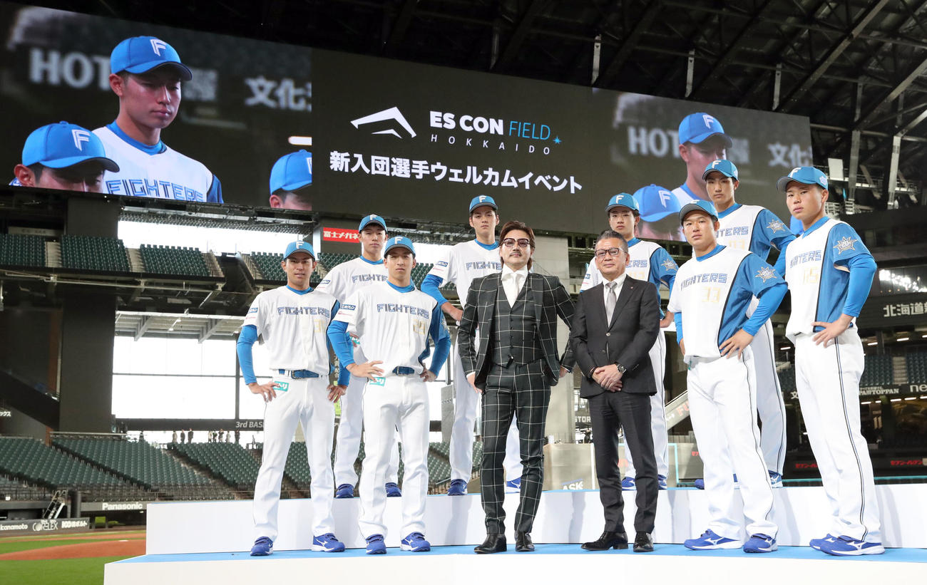 日本ハム入団選手ウェルカムイベントで記念撮影をする、上段左から5位星野、育成1位浜田、育成2位平田、育成3位加藤大、下段左から3位宮崎、1位細野、新庄監督、小村球団社長、2位進藤、4位明瀬（撮影・佐藤翔太）