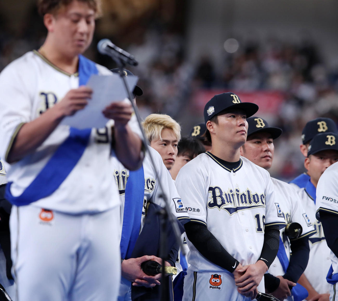 「Bsファンフェスタ2023」で杉本のあいさつを聞く山本（撮影・加藤哉）