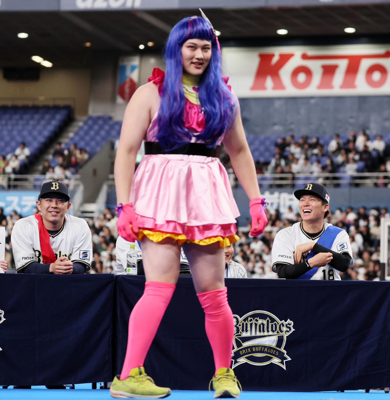 「正体を見抜け！このオリだ～れだ？？」でプリキュアのコスプレをする野口に笑顔を見せる山本。左は若月（撮影・加藤哉）