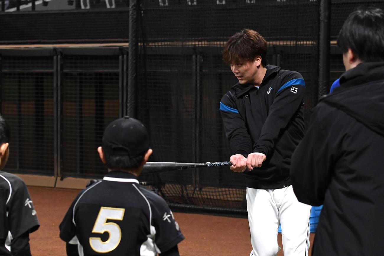 野球教室で打撃の指導をする日本ハム伏見（撮影・石井翔太）