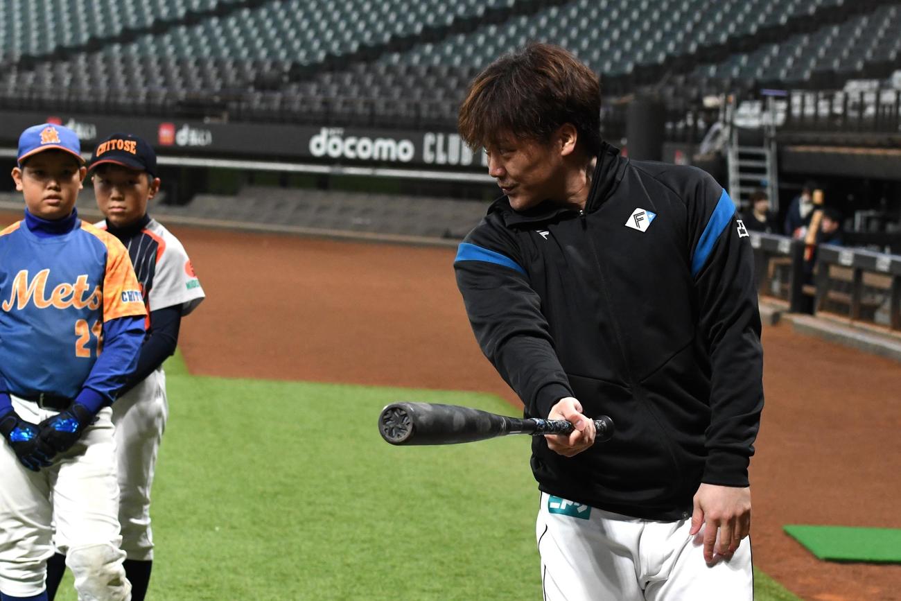 野球教室で打撃の指導をする日本ハム伏見（撮影・石井翔太）