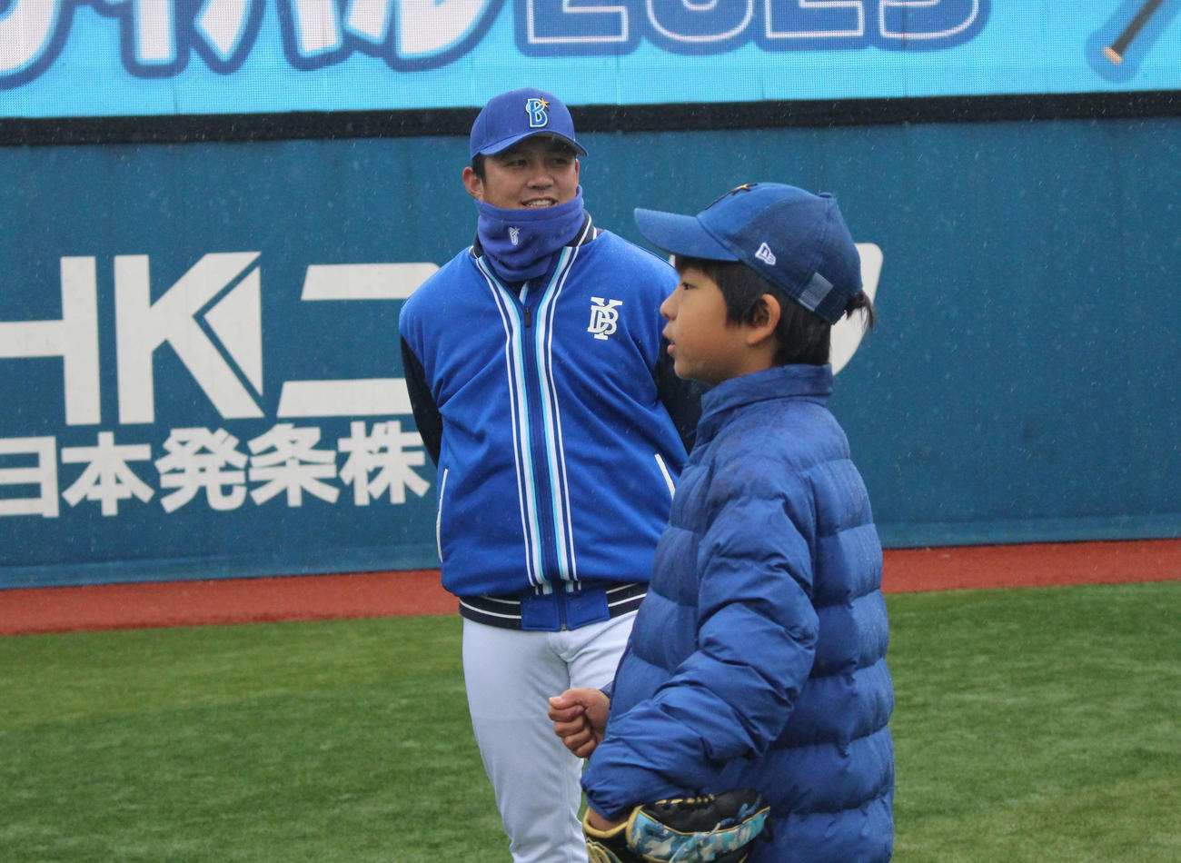キッズベースボールフェスティバルで子どもたちを指導するDeNA山崎（撮影・久保賢吾）