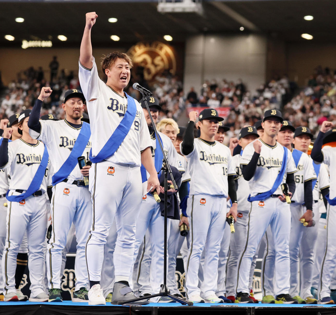 ファンフェスタの最後にあいさつし拳を突き上げる杉本（撮影・加藤哉）