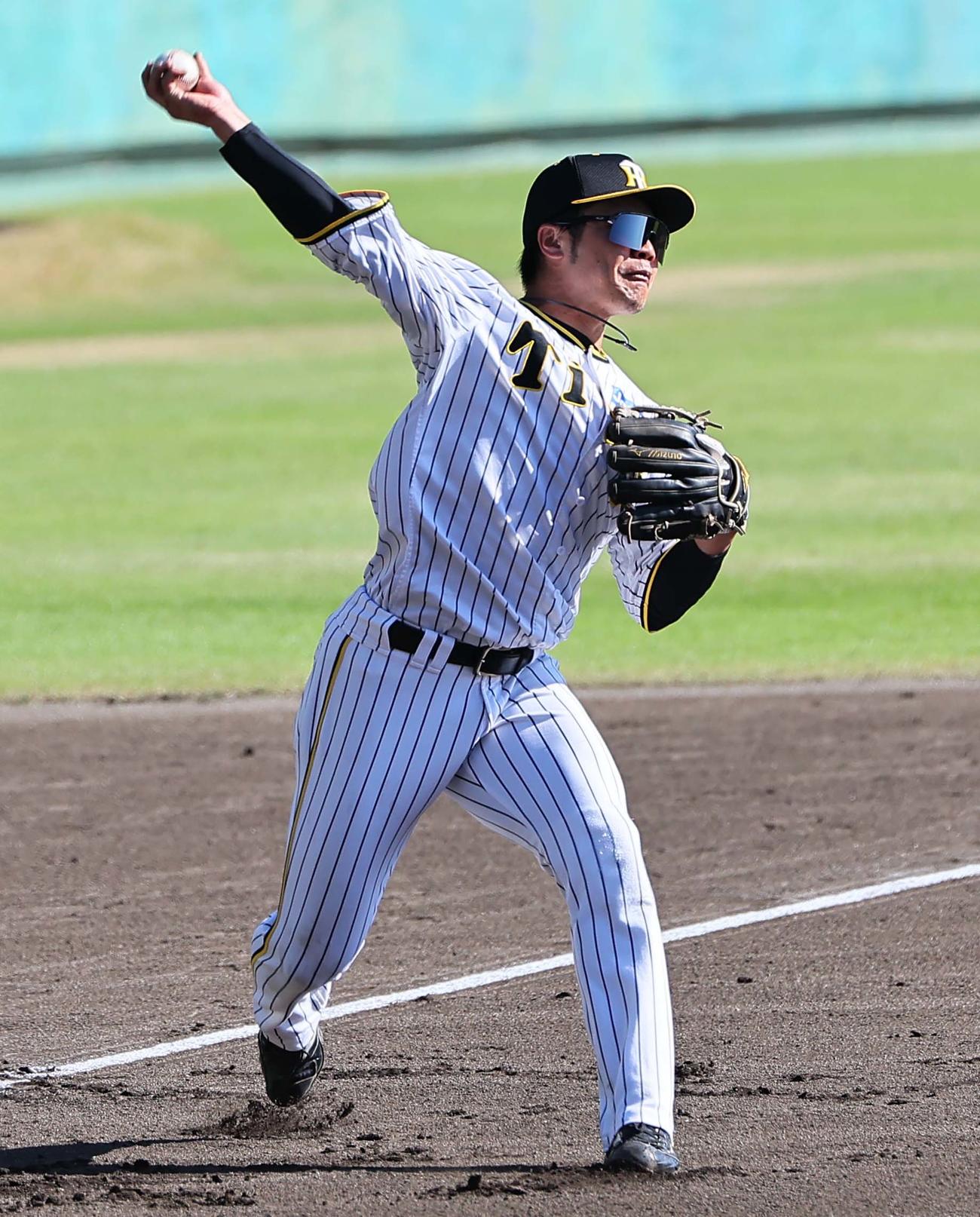 19日、秋季キャンプで三塁守備練習を行った小野寺
