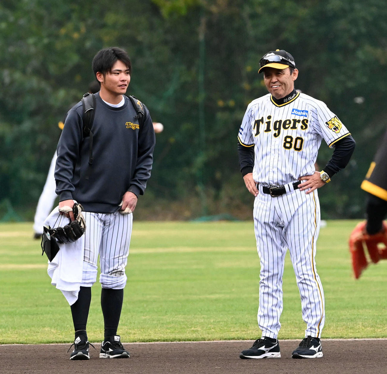 12日、特守を行った小野寺（左）は岡田監督の指導を受ける
