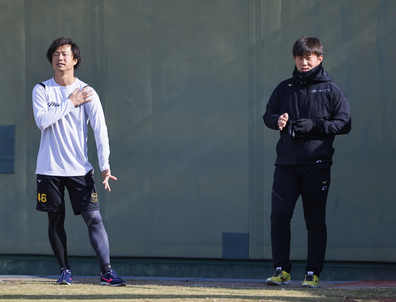 ランニングの途中で談笑する阪神島本（左）と桐敷（撮影・藤尾明華）