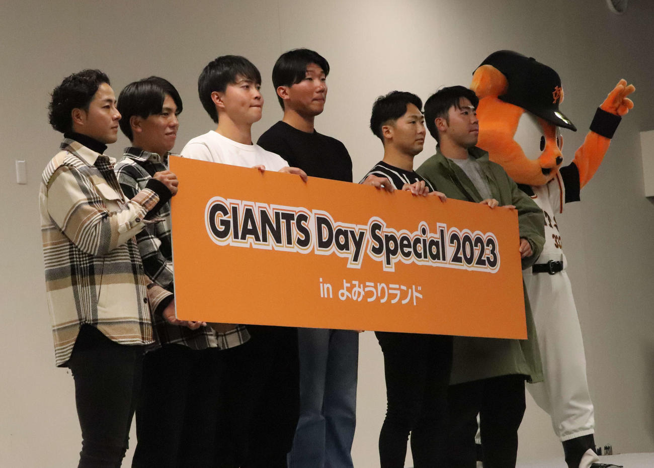 トークショーに出演した巨人の、左から湯浅、門脇、岡田、田中千、船迫、松井（撮影・小早川宗一郎）