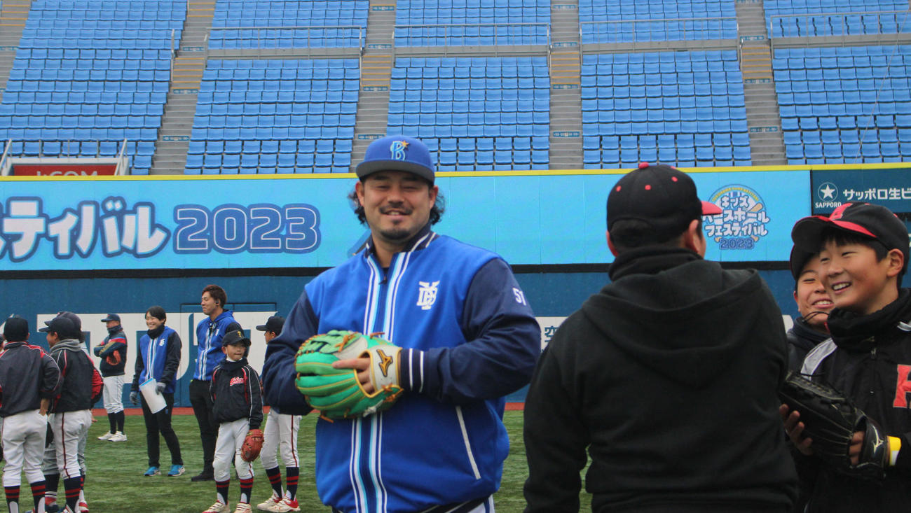 キッズベースボールフェスティバルで子どもたちを指導するDeNA宮崎（撮影・久保賢吾）