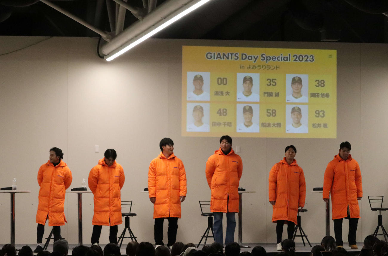 よみうりランドでトークショーに出演した、左から巨人湯浅、門脇、岡田、田中千、船迫、松井（撮影・小早川宗一郎）