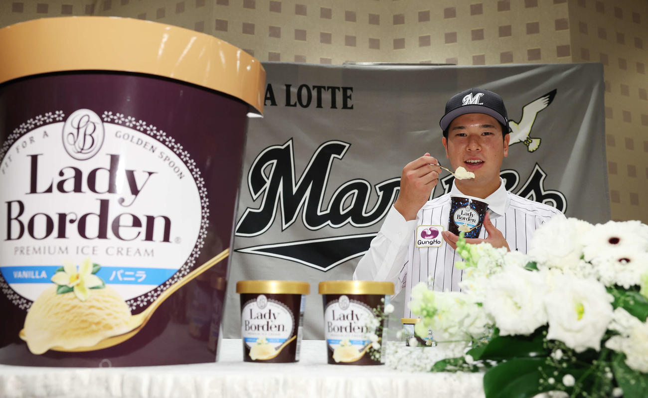 契約を終え、大好きなロッテのアイスクリーム「レディーボーデン」を手に笑顔を見せるロッテドラフト1位の明大・上田（撮影・宮地輝）