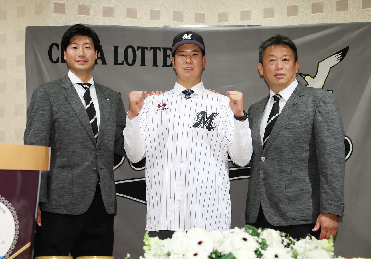 契約終え、ロッテ松田スカウト（左）と榎アマスカウトディレクター（右）と笑顔を見せるドラフト1位の明大・上田（撮影・宮地輝）