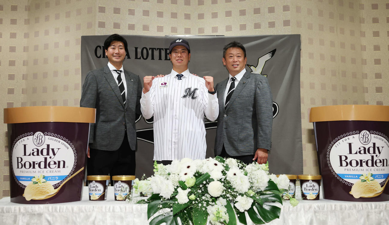 契約終え、ロッテ松田スカウト（左）と榎アマスカウトディレクター（右）と笑顔を見せるドラフト1位の明大・上田（撮影・宮地輝）