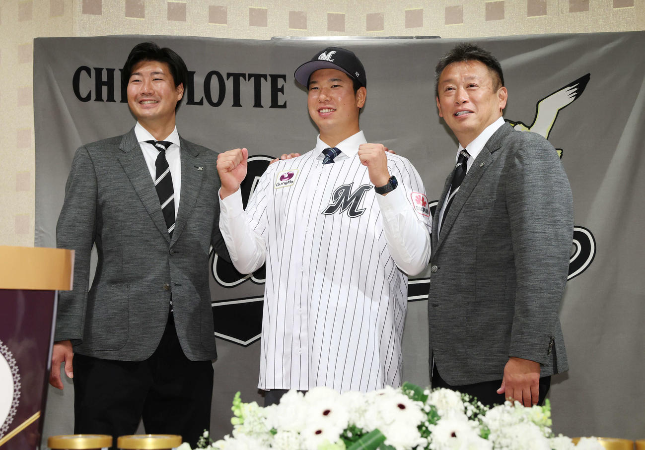 契約終え、ロッテ松田スカウト（左）と榎アマスカウトディレクター（右）と笑顔を見せるドラフト1位の明大・上田（撮影・宮地輝）