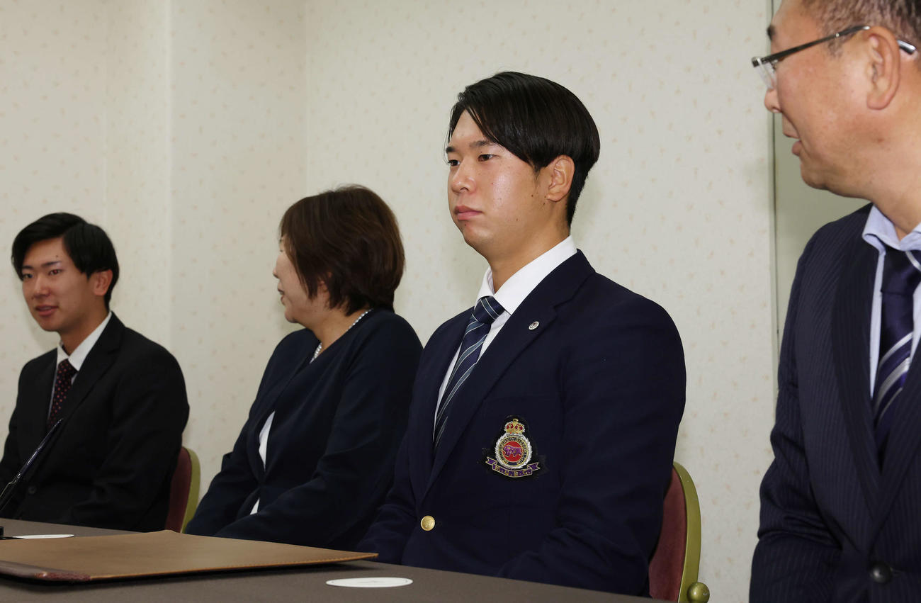 契約に臨むロッテドラフト1位の明大・上田（撮影・宮地輝）