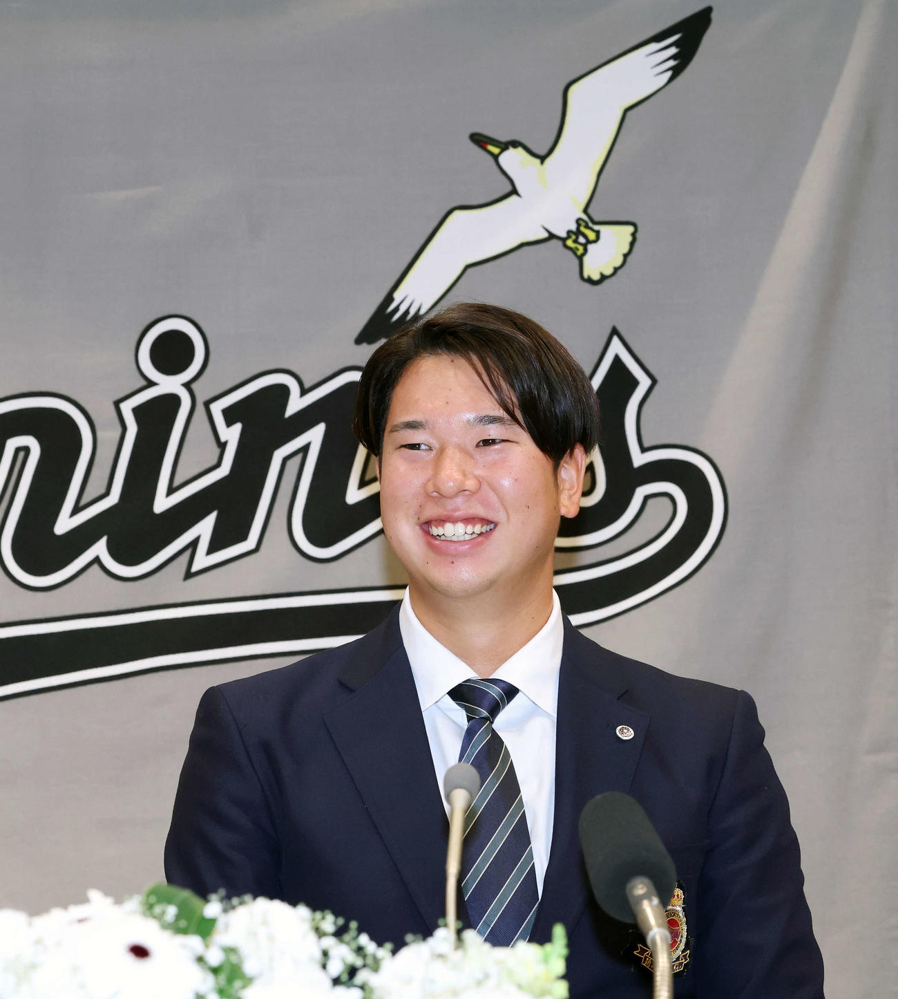 契約終え、会見で笑顔を見せるロッテドラフト1位の明大・上田（撮影・宮地輝）