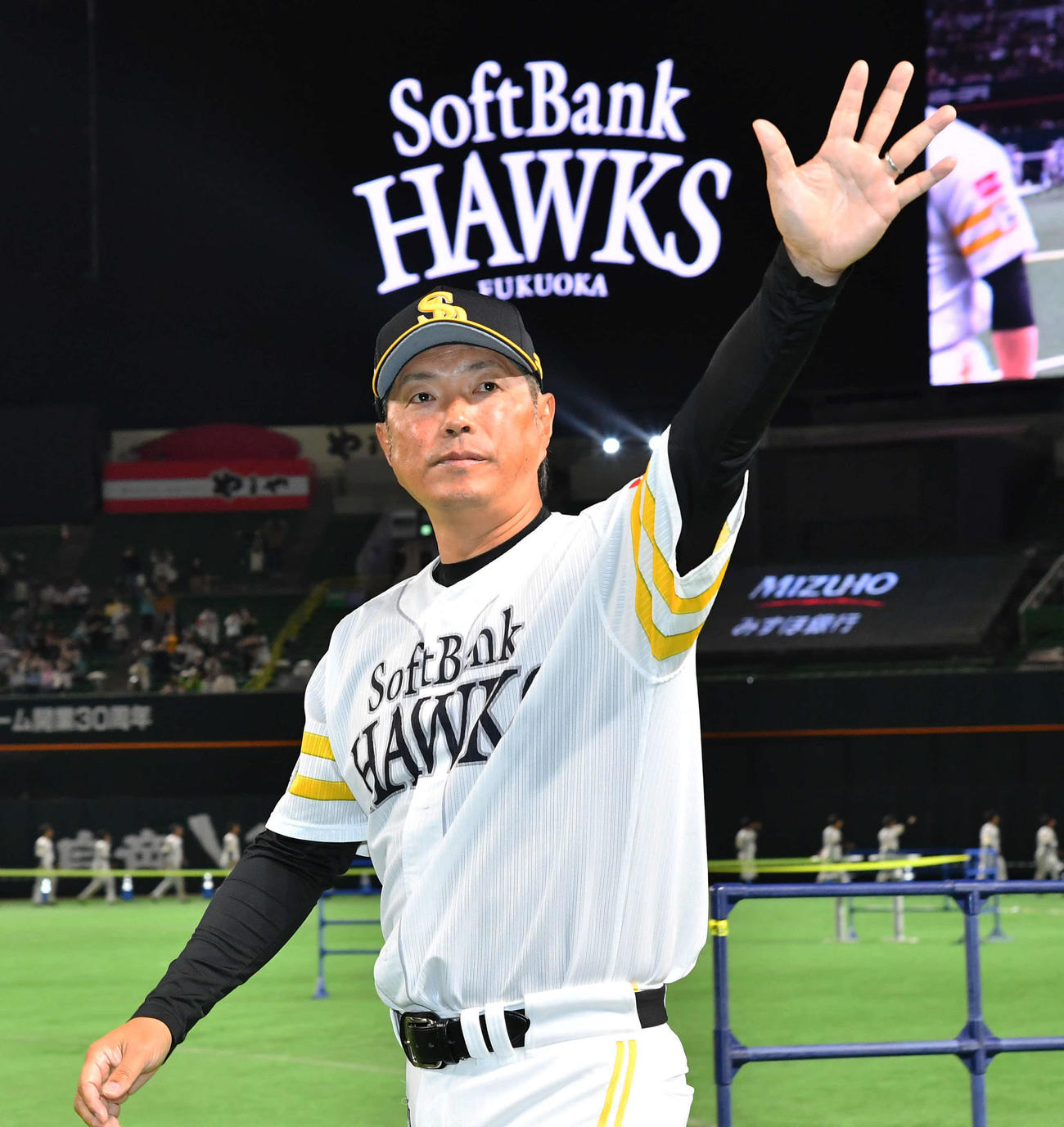 ファンフェスティバルを終え、場内一周しながらファンに手を振る小久保監督（撮影・岩下翔太）